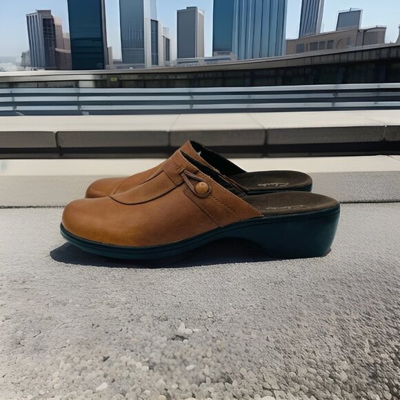 Clarks Shoes Womens Size 11 M Brown Leather Comfort Mules Clogs Slip On Heeled - Picture 2 of 11